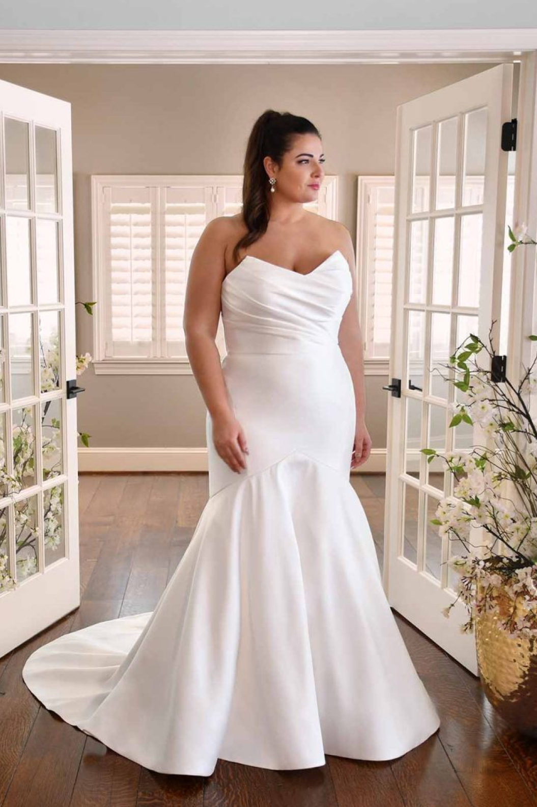 Curvy Wedding Dress. Strapless wedding dress